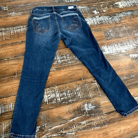 Tight Crop Jeans - Picture 2 of 3